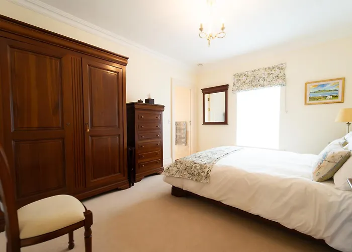 Waters Edge 1 Апартаменты *